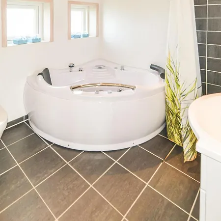 Three-bedroom In Holiday home *